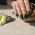 paznokcie butelkowa zieleń z czym łączyć
