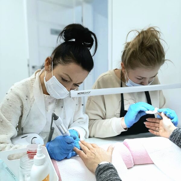 Jak zostać stylistką paznokci – kurs, certyfikat i ile można zarobić