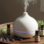 Dyfuzor ultradźwiękowy z unoszącą się mgłą aromaterapeutyczną na tle zielonych ziół i olejków eterycznych