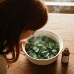 Inhalacja z olejków eterycznych nad miską z parą - eukaliptus i mięta na zatoki